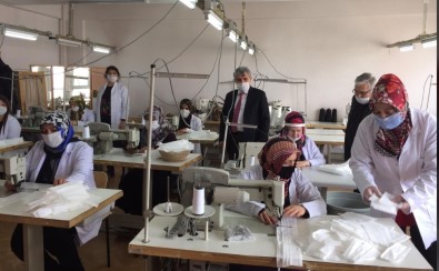 Öğretmen Ve Öğrencilere Maske Üretiyorlar