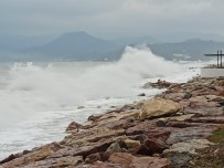 Ordu'da Dev Dalgalar Korkuttu