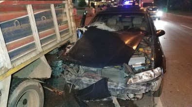 Otomobil Yolcu İndiren Kamyonete Çarptı Açıklaması 3 Yaralı