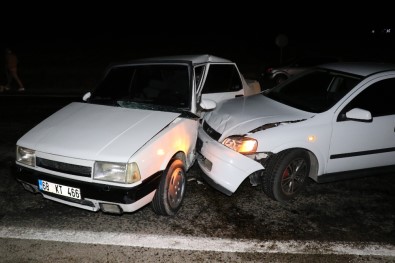 Aksaray'da 2 Otomobil Çarpıştı Açıklaması 2'Si Çocuk 5 Yaralı