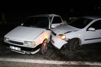 Aksaray'da 2 Otomobil Çarpıştı Açıklaması 2'Si Çocuk 5 Yaralı