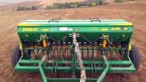 Çiftçi Umut Tohumlarını Toprakla Buluşturuyor
