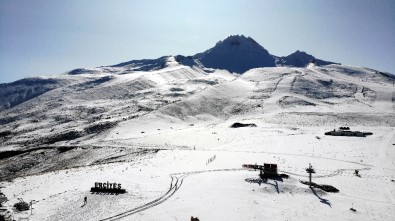 Erciyes'te Kar Kalınlığı 15 Santime Ulaştı, Zirve Beyaza Büründü