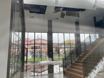 Millet Bahçesinde Yeni Yapılan Yapının Tavanı Çöktü, İçeriyi Su Bastı