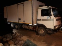 Polise Yakalanmamak İsteyen Kaçak Midye Avcıları Kayıklarını Batırdı