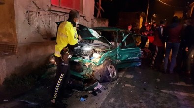 Sakarya'da İki Otomobil Kafa Kafaya Çarpıştı Açıklaması 3 Yaralı