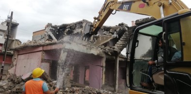 Adana'da Metruk Yapılar Yıkılıyor