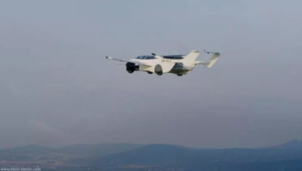 Üç dakikada uçağa dönüşen araba