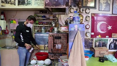 Atatürk Posterleriyle Donatılan Kahvehanede Saatler Her Zaman 9'U 5 Geçiyor