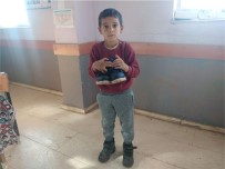 Uluslararası Mazlumların Derneğinden Çocuklara Ayakkabı Yardımı Haberi