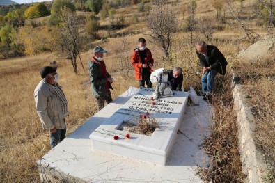 Van Depreminde Hayatını Kaybeden Gazeteci Cem Emir Mezarı Başında Anıldı