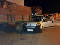 Hafif Ticari Araç Park Halindeki Traktör Römorkuna Çarptı Açıklaması 1 Yaralı