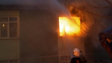 Kırıkkale'de 2 Katlı Evde Yangın Çıktı