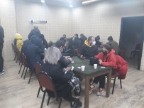 Korona Virüsü Yok Sayıp Kadın Erken Kumar Oynadılar