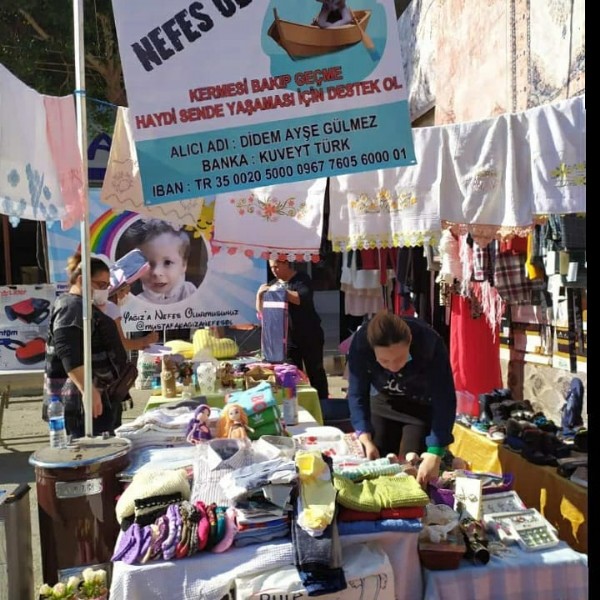 Sma'lı oğlunun tedavi masrafı için pazarda satış yapıyor