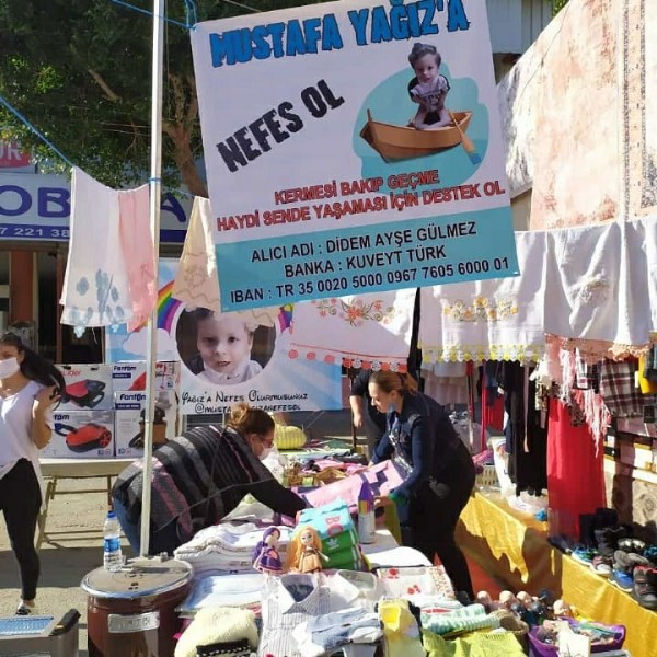 Sma'lı oğlunun tedavi masrafı için pazarda satış yapıyor