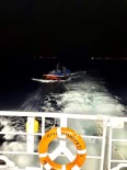 Denizin Ortasında Arızalanan Teknede Mahsur Kalan 4 Kişi Kurtarıldı Haberi