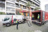 Depremde Hasar Alan İzmir Büyükşehir Belediyesi Binası Boşaltılıyor