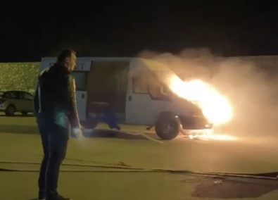 Hatay'da Park Halindeki Minibüs Alev Alev Yandı