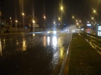 İzmir'de Sağanak Yağış Etkili Oldu