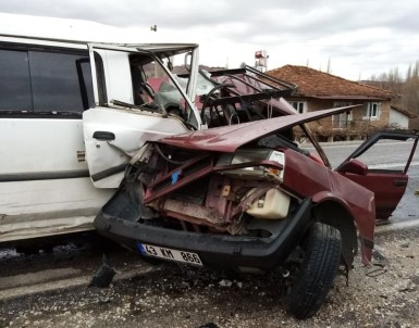 Kütahya'da Trafik Kazası Açıklaması 2 Ölü, 1 Yaralı