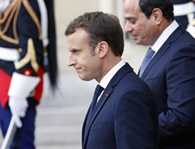 Macron darbeciye onu nişanı verdi!