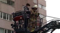 Yangının Çıktığı Apartmanda Mahsur Kalan Vatandaşları İtfaiye Kurtardı Haberi