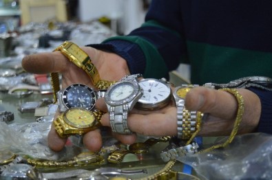 Yüz Binlerce Liralık Emanet Saatlere 44 Yıldır Sahip Çıkıyor