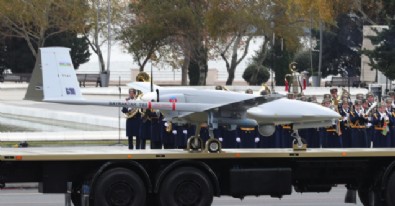 Zafer Günü Töreni'ne Bayraktar TB2 damgası! Aliyev o anları tebessümle izledi