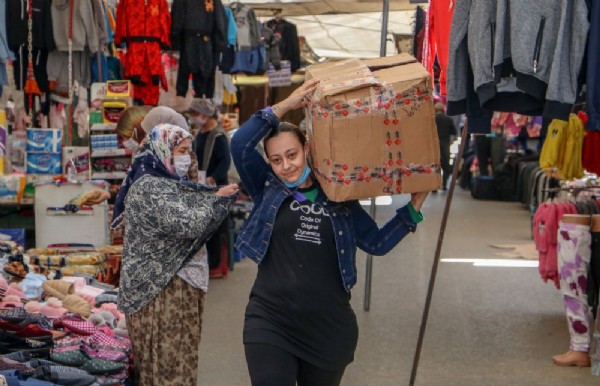 Sma'lı oğlunun tedavi masrafı için pazarda satış yapıyor
