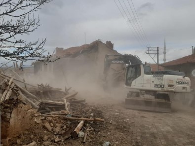 Altıntaş'ta Metruk Binalar Yıkılıyor