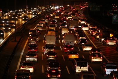 İstanbul'da Kısıtlama Öncesi Trafik Kilitlendi Açıklaması Yoğunluk Yüzde 72'Lere Ulaştı