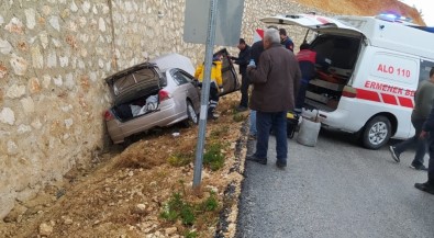 Karaman'da Kontrolden Çıkan Otomobil İstinat Duvarına Çarptı Açıklaması 5 Yaralı