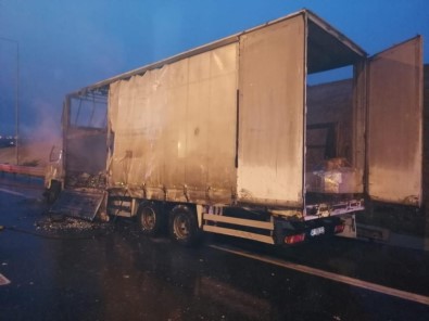 Kuzey Marmara Otoyolunda Yanan Kamyonet Hurdaya Döndü
