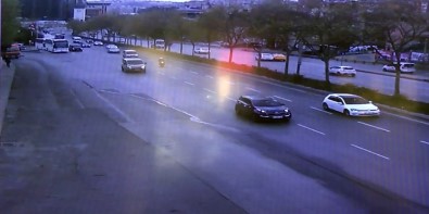 (Özel) İstanbul'un Göbeğinde Feci Zincirleme Kaza Kamerada