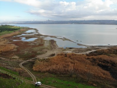 Suların Çekildiği Büyükçekmece Barajı'nda Korkutan Görüntü