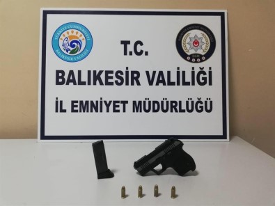 Balıkesir'de Polis 20 Aranan Şahsı Yakalarken, 3 Silah Ele Geçirdi