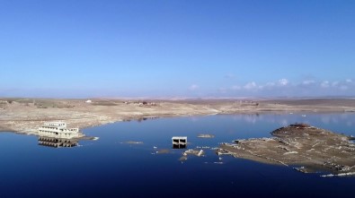 Kuraklık 26 Yıl Sonra Baraj Altındaki Köy Gün Yüzüne Çıktı