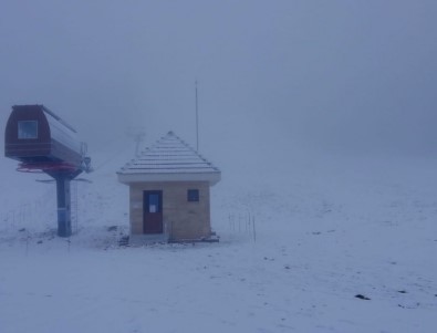 Murat Dağı Termal Kayak Merkezi'ne Mevsimin İlk Karı Düştü