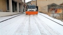 Sokakların Sessizliğe Büründüğü Bayburt'ta Belediye Ekiplerinden Karla Mücadele Çalışması Haberi