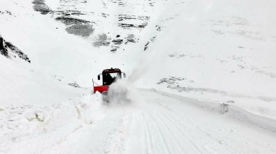 Erzincan'da Kar Ve Tipiden 6 Köy Yolu Ulaşıma Kapandı