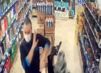 İstanbul'da Market Çalışanının Dehşeti Yaşadığı Soygun Girişimi Kamerada