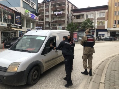 Korona Denetiminde Vatandaş Polis Ve Jandarmaya Kolonya İkram Etti