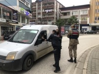 Korona Denetiminde Vatandaş Polis Ve Jandarmaya Kolonya İkram Etti Haberi