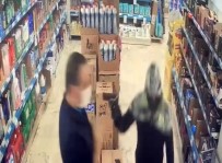 (Özel) İstanbul'da Market Çalışanının Dehşeti Yaşadığı Soygun Girişimi Kamerada