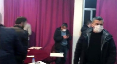 Pendik'te Kahvehane Baskınında Sosyal Mesafeye Uymamaktan Ceza