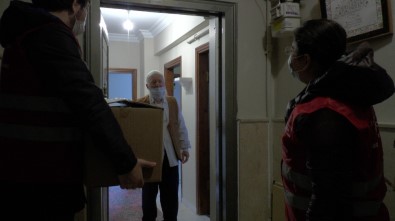 Sultanbeyli'de İhtiyaç Sahibi Yaşlılara Yardım Kolileri Dağıtıldı