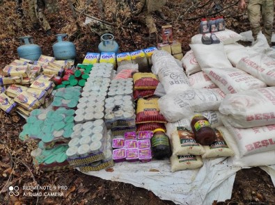 Bitlis'te Teröristlere Ait Toprağa Gömülü Yaşam Malzemeleri Ele Geçirildi