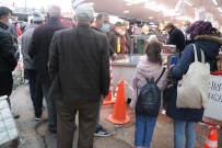 Bolu'da, 15 Liradan Satılan Hamsi Kuyruk Oluşturdu