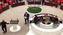 CHP Niğde Milletvekili Gürer Yanında Getirdiği Bakliyatı Döktü